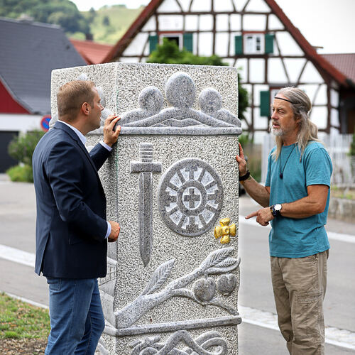 Bürgermeister Marcel Musolf (links) lässt sich vom Künstler Winfried Tränker dessen Werk erklären. Foto: Jean-Luc Jacques