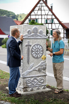 Bürgermeister Marcel Musolf (links) lässt sich vom Künstler Winfried Tränker dessen Werk erklären. Foto: Jean-Luc Jacques