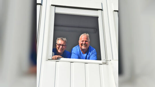 Mit Spaß bei der Sache: Die Turniersprecher Werner Heilemann und Peter Kaiser (im linken Bild von links) tragen ebenso zum Gelin
