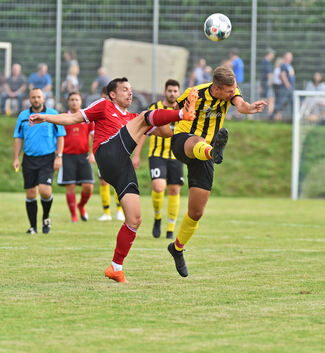 Ein Bild mit Seltenheitswert: Die Wernauer (in Rot) hatten dem TSV Obere Fils bei der 0:4-Pleite nichts entgegenzusetzen.