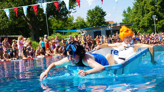 Die Feuersteins waren durch Betty Geröllheimer und Wilma Feuersteins bestens beim Badewannenrennen vertreten. Foto: Thomas Krytz Die Feuersteins waren durch Betty Geröllheimer und Wilma Feuersteins bestens beim Badewannenrennen vertreten. Foto: Thomas Krytz
