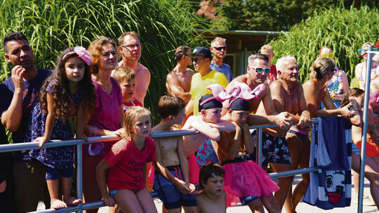 Hunderte Zuschauer feuerten die Athleten in den Badewannen an. Foto: Thomas Krytzner Hunderte Zuschauer feuerten die Athleten in den Badewannen an. Foto: Thomas Krytzner