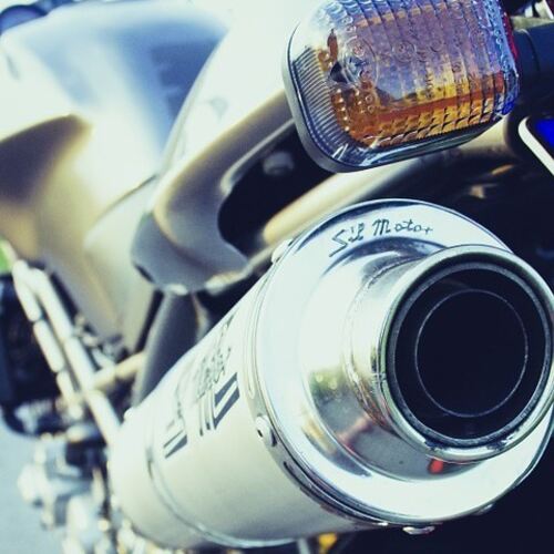 Die Kommunen fordern unter anderem leisere Motorräder durch die Hersteller und drastischere Strafen für Manipulationen. Foto: Sy