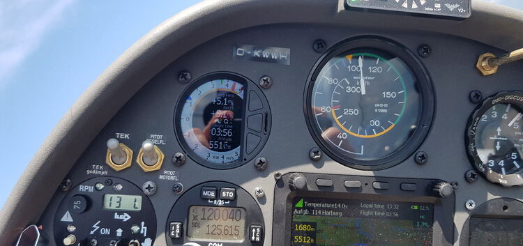 Variometer in der Mitte des Bildes zeigt ein Steigen von 5,1 Meter pro Sekunde an - perfekte Bedingungen für lange Streckenflüge