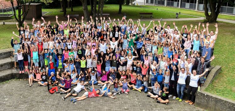 Die begeisterten Kids und Mitarbeiter aus dem Ferienwaldheim am Ludwig-Uhland-Gymnasium. Foto: Markus Brändli