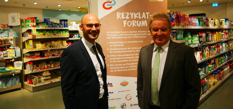 Umweltminister Franz Untersteller (rechts) lässt sich von Sebastian Bayer, Initiator des Rezyklat-Forums, die Informationskampag