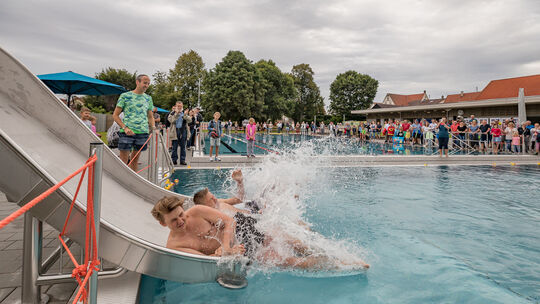 Premiere im neuen Bad: Unter den Augen zahlreicher Gäste werden Rutsche, Becken und Wasserspiele eingeweiht. Auch der Schultes s Premiere im neuen Bad: Unter den Augen zahlreicher Gäste werden Rutsche, Becken und Wasserspiele eingeweiht. Auch der Schultes s