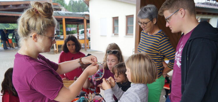 Einer der vielen angebotenen Workshops und vor allem bei den Mädchen beliebt: Traumfänger basteln. Foto: Larissa Wörn