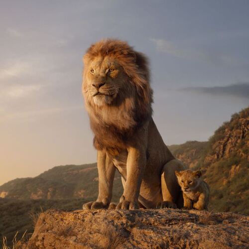 König Mufasa erklärt seinem kleinen Sohn Simba die Welt.Foto: pr