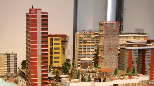 Modellbauer Gerald Fuchs hat eine etwa zehn Quadratmeter große Mega-City geschaffen. Kein einziges der Hochhäuser war ein fertig Modellbauer Gerald Fuchs hat eine etwa zehn Quadratmeter große Mega-City geschaffen. Kein einziges der Hochhäuser war ein fertig