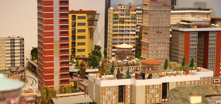 Modellbauer Gerald Fuchs hat eine etwa zehn Quadratmeter große Mega-City geschaffen. Kein einziges der Hochhäuser war ein fertig