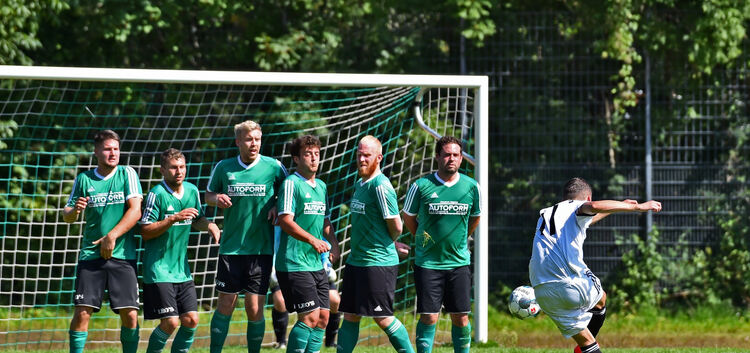 Weilheims Offensivkraft Salih Egrlic, hier beim direkten Freistoß, gelang der Treffer zum 2:0-Endstand für die Weilheimer, die s