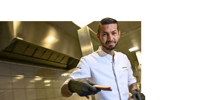 In seinem Reich, in seiner Küche: Kochkünstler Marco Akuzun.