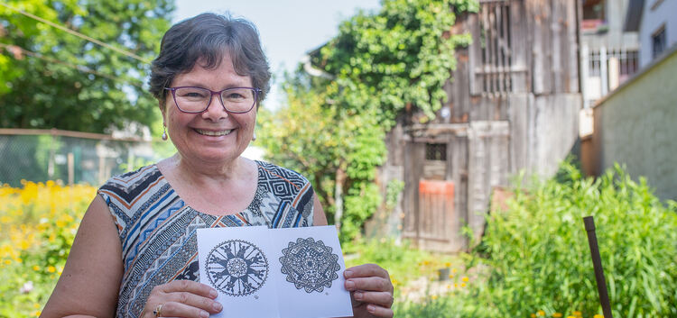 Doris Winkler präsentiert in ihrem Garten stolz ihre Lieblingskarte.Fotos: Carsten Riedl