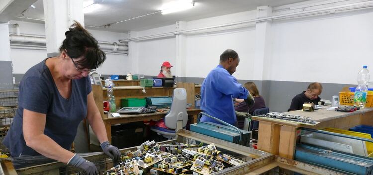 Noch zerlegen EBI-Mitarbeiter Elektroschrott in seine Einzelteile. Bald wird das Recycling aber eingestellt. Foto: Gesa von Lees