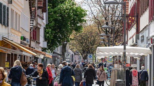 Eine lebendige Innenstadt - wie hier in Kirchheim - wünschen sich die Bürger. Voraussetzung dafür sind Läden.Archiv-Foto: Carste