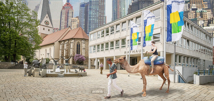 Die 73265 offenbart von der Stierfamilie am Rathausplatz über Wolkenkratzer und Kamele ein buntes Potpourri.Fotomontage: Carsten