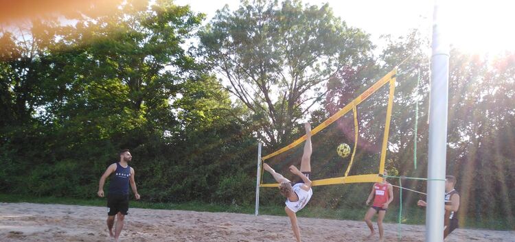 Ein Mix aus Volleyball und Fußball, gespielt auf Sand: Footvolley-Training in den Jesinger Lehenäckern.Foto: privat