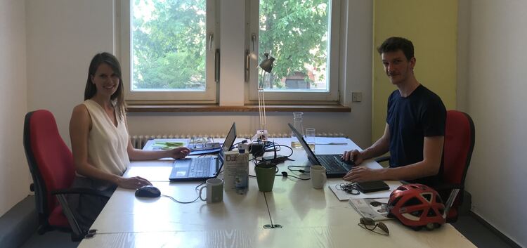 Lieber gemeinsam als einsam: Isabel Ledig und Matthias Kirchner teilen sich ein Büro.Foto: Simone Lohner