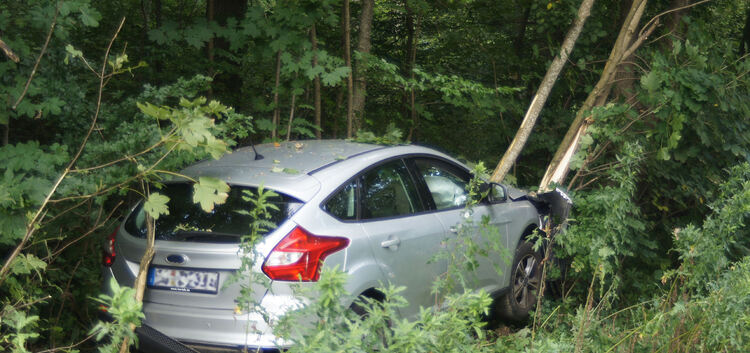 Am Montag, den 02.09.2019 kam am Nachmittag gegen 15:55 Uhr ein Ford von der Fahrbahn ab und kollidierte mit einem Baum. Der Ver