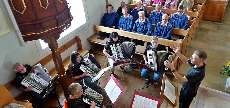 Zu Beginn des Wandelkonzerts stimmte das Akkordeonorchester das Publikum in der Schopflocher Johanneskirche auf den musikalisch-