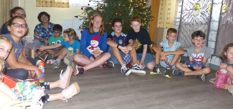 Die hochsommerliche Weihnachtsfeier unterm Tannenbaum: Bei den Kindern war es der Renner.Foto: pr