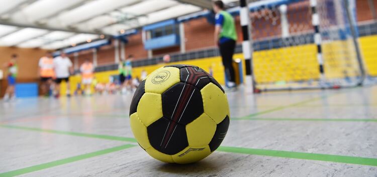 Handball-Training beim VfL mit Austauschgruppe aus Kalocsa (Ungarn) in der Walter-Jacob-Halle
