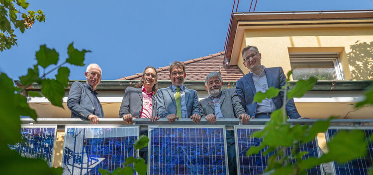 Auch der Balkon der Teckwerke glänzt mit erneuerbarer Energie-Technik.Foto: Carsten Riedl