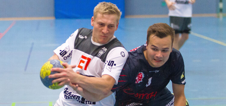 Dagegenhalten: Florian Dieterich (links) und die HSG Owen-Lenningen bekommen es mit einem Topteam zu tun. Foto: Genio Silviani