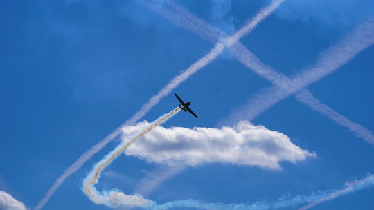 An diesem Wochenende teilen sich die Wolken den Kirchheimer Himmel mit den Kondensstreifen der historischen Flugzeuge. Foto: Tho