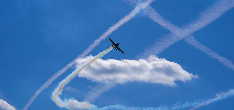 An diesem Wochenende teilen sich die Wolken den Kirchheimer Himmel mit den Kondensstreifen der historischen Flugzeuge. Foto: Tho