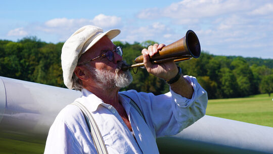 Wolfgang Kizler vom Fliegenden Museum Hahnweide war mit seinem Signalhorn mit dem Segelflugzeug Slingsby auf der Eröffnungsrunde