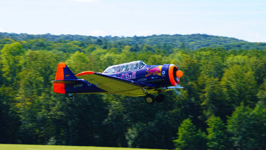 Flugshow vom Feinsten. Walter eichhorn mit seiner North America T6 hebt gerade zu seiner Flugvorführung am Kirchheimer Himmel ab