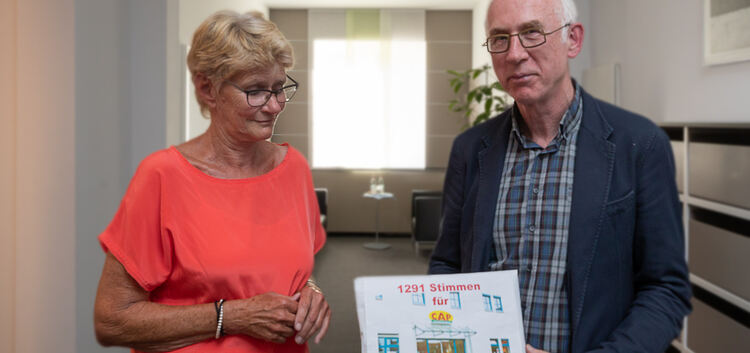 Bürgermeisterin Angelika Matt-Heidecker nahm die Unterschriften von Stadtrat Heinrich Brinker entgegen.Foto: Carsten Riedl