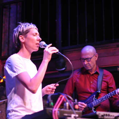 Starke Frontfrau am Mikro: Jelena Kuljic. Im Hintergrund ist Gitarrist Frank Möbus zu sehen. Foto: Monika Läufle