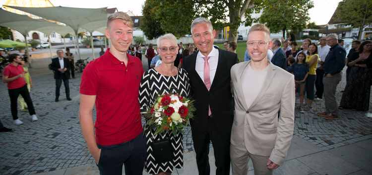 Neuhausens Bürgermeister freut sich gemeinsam mit seiner Frau Petra und seinen Söhnen über die Wiederwahl.Foto: Roberto Bulgrin