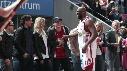 RAU//BAYERN_KNIGHTS_RAU.JPG, MÜNCHEN, DEUTSCHLAND, 6.3.2011, Darius HALL mit v.li. Owen HARGREAVES neben Bayernspieler Bastian