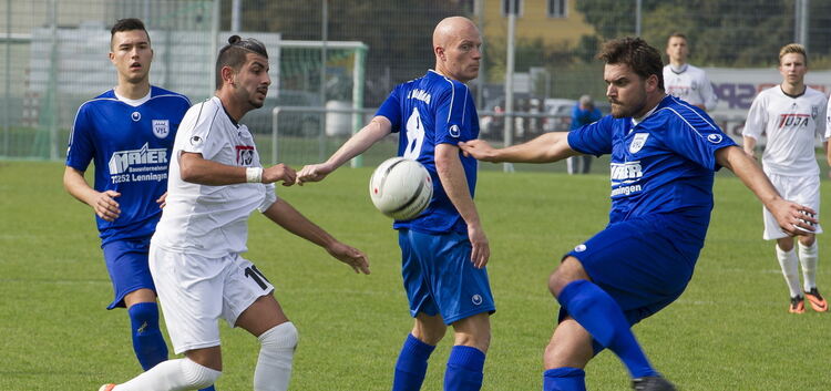 Fußball Landesliga 2 SSV Ulm 2 (weiß) gegen VFL Kirchheim (blau)Ufuk Dogan Ulm 10 und Yasin Bozkurt 14 VFL
