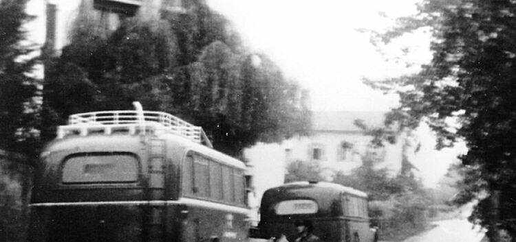 In grau gestrichenen Bussen der Deutschen Reichspost wurden die selektierten geistig behinderten und psychisch kranken Menschen