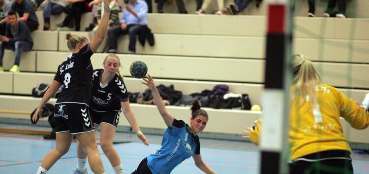 Handball Frauen-Landesliga  SG Lenningen(blau/schwarz) -SC Lahr 2Nr.9 Sabrina Klein  am Boden