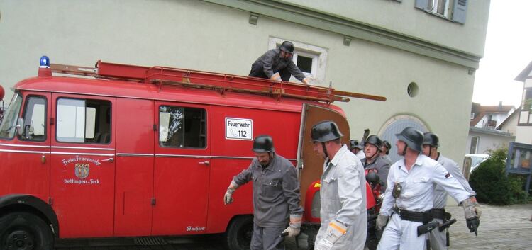 Einsatzgeschehen im Rahmen der „Historischen Übung“ der Freiwilligen Feuerwehr Dettingen.Foto: Walter Wanner