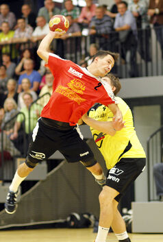 TSV Weilheim (rot) - TSV Owen (gelb) Marcel Steinke beim Sprungwurf