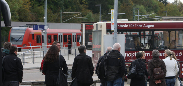 Eine erfolgreiche Kombination, wenn die Fahrzeiten eingehalten werden: S-Bahn und Busse.Foto: Jean-Luc Jacques