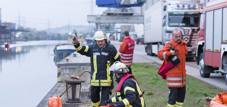 Ölalarm-Übung im Landkreis Esslingen - die Freiwillige Feuerwehr Plochingen errichtete im Plochinger Hafen eine Schwimmsperre.Fo