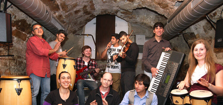Verbunden durch Musik: Die Flüchtlingsband unter der Leitung von Serour Sidahmed (ganz links) bestreitet zur interkulturellen Wo