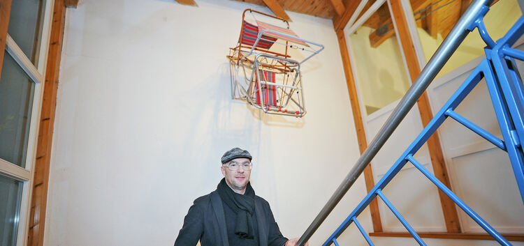 Der Kirchheimer Künstler Hartmut Landauer vor einem Exemplar seiner aktuellen Werkserie „Heliotrop“: miteinander verspannte Klap