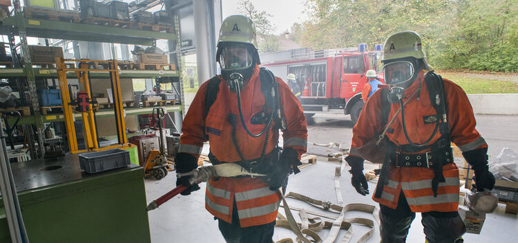 Die Freiwillige Feuerwehr Neidlingen probte am Samstag bei der Firma TTS Tooltechnic Systems den Ernstfall.Foto: Peter Dietrich