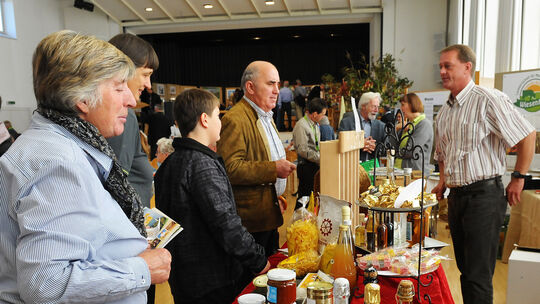 Schlossberghalle Dettingen, LIFE+ Markt der Streuobst-Vielfalt, entdecken, informieren, probieren Schlossberghalle Dettingen, LIFE+ Markt der Streuobst-Vielfalt, entdecken, informieren, probieren