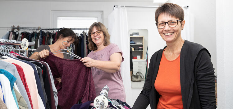 Das Stammteam der Kleiderkammer: Birgit Wilcke, Andrea Lube und Tina Schmid (von rechts) sortieren Damenkleider ein.Foto: Carste