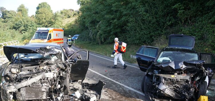 Ein Bild der Zerstörung: Der Zustand der Fahrzeuge zeigt die Schwere des Unfalls.Foto: SDMG/Woelfl
